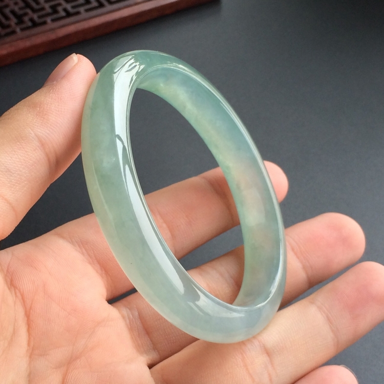 (超值推荐)冰种晴水略飘花贵妃镯(56mm-50.1mm)
