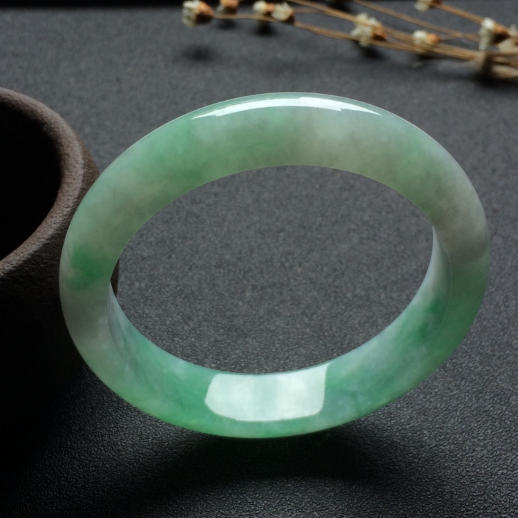（超值推荐）糯冰种飘绿花手镯（55.3mm）