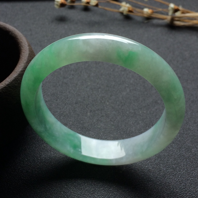 （超值推荐）糯冰种飘绿花手镯（55.3mm）