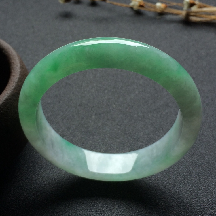 （超值推荐）糯冰种飘绿花手镯（55.3mm）