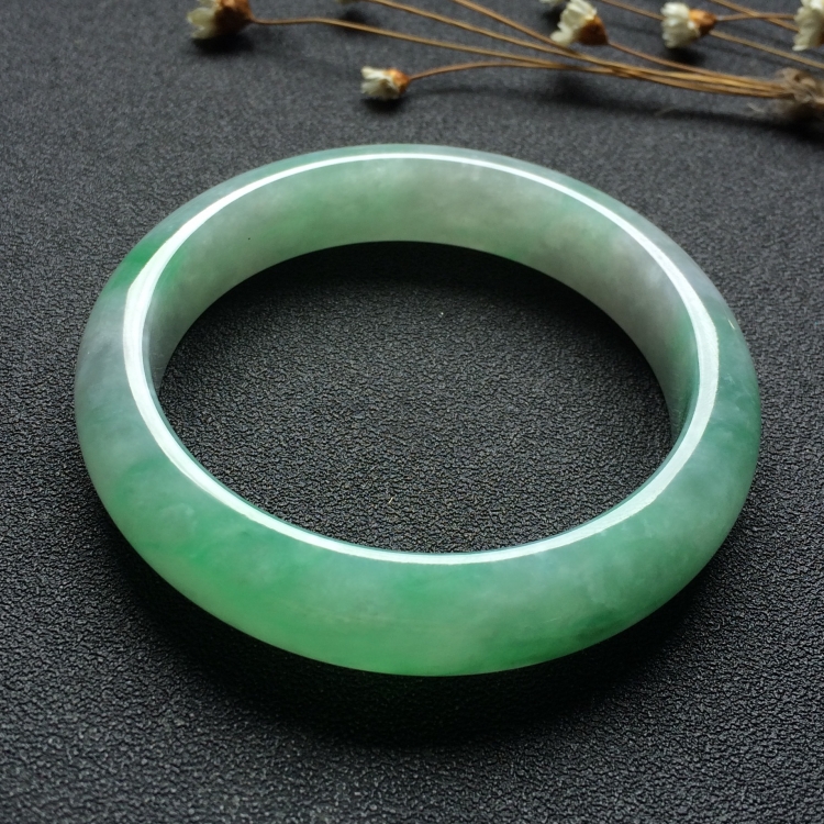 （超值推荐）糯冰种飘绿花手镯（55.3mm）