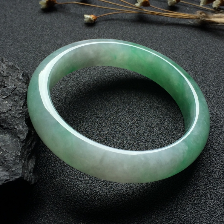 （超值推荐）糯冰种飘绿花手镯（55.3mm）