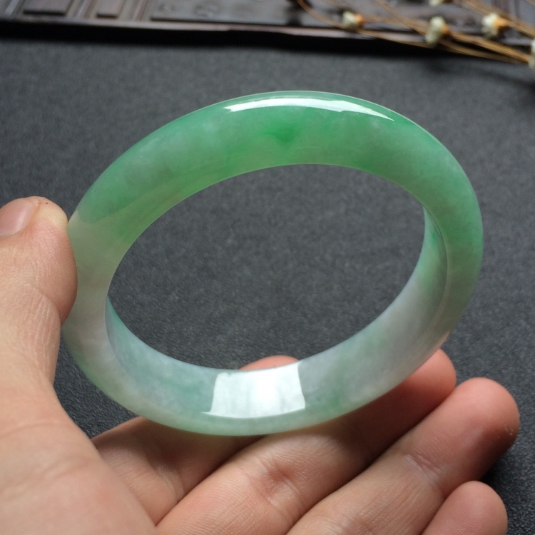 （超值推荐）糯冰种飘绿花手镯（55.3mm）