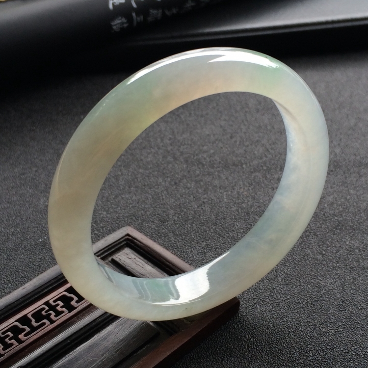 （超值推荐）糯冰种略飘花手镯（55.6mm）