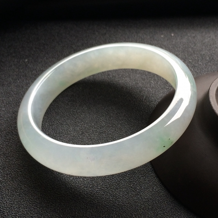 （超值推荐）糯冰种略飘花手镯（55.6mm）