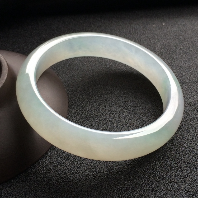 （超值推荐）糯冰种略飘花手镯（55.6mm）
