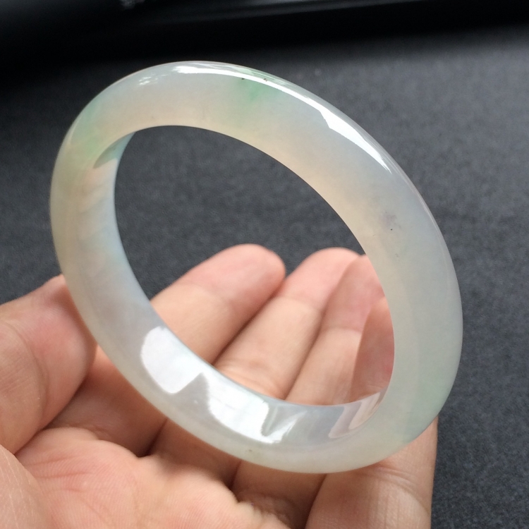 （超值推荐）糯冰种略飘花手镯（55.6mm）