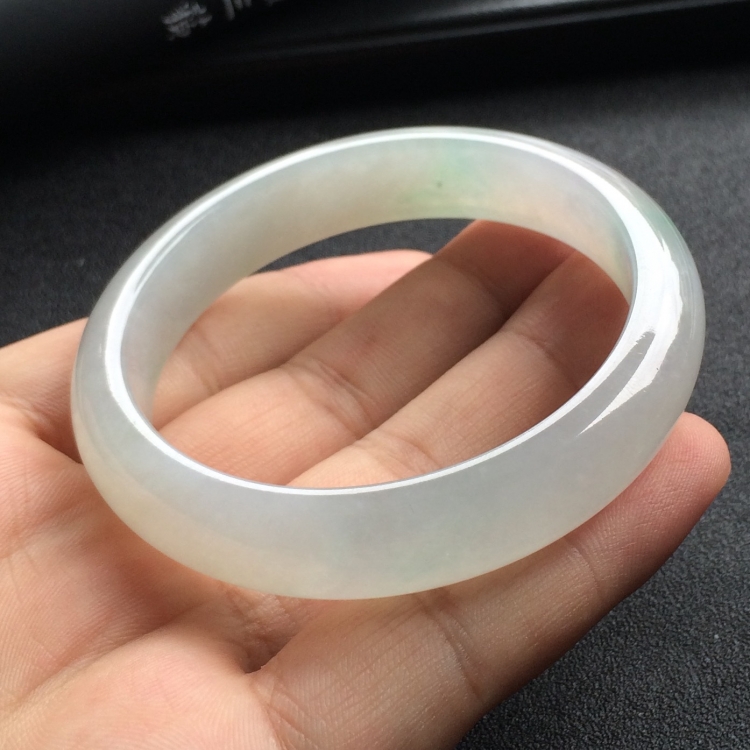 （超值推荐）糯冰种略飘花手镯（55.6mm）