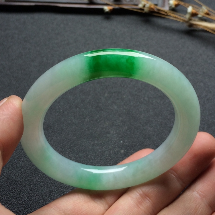 （超值推荐）糯冰种飘阳绿圆条手镯（53.2mm）