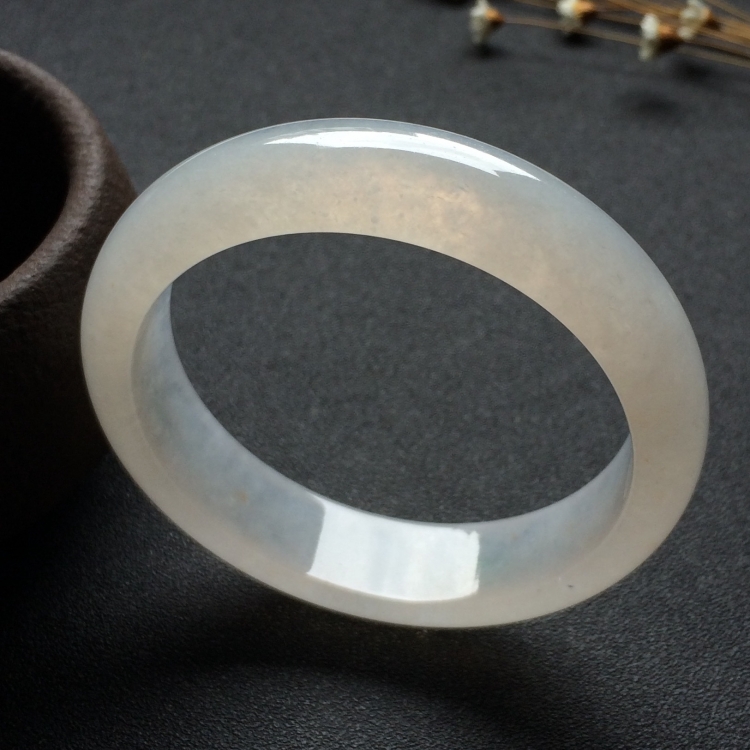 （超值推荐）糯冰种淡晴水手镯（54mm）