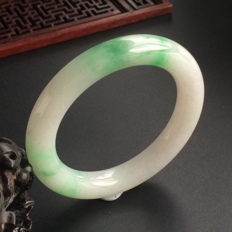 (超值推荐)糯冰种飘翠圆条手镯(54mm)