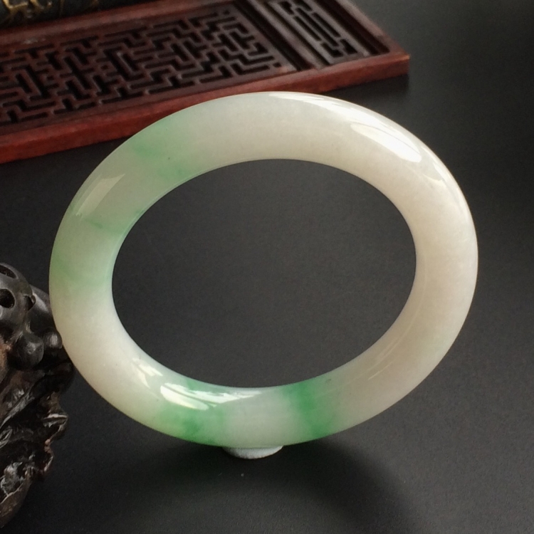 (超值推荐)糯冰种飘翠圆条手镯(54mm)