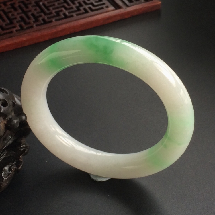 (超值推荐)糯冰种飘翠圆条手镯(54mm)