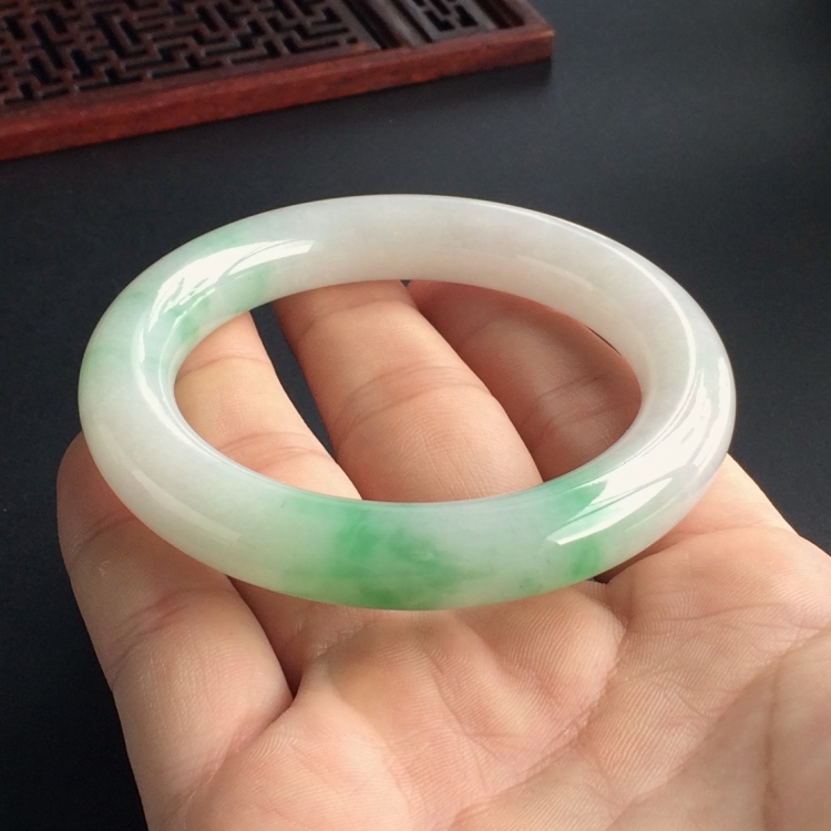 (超值推荐)糯冰种飘翠圆条手镯(54mm)