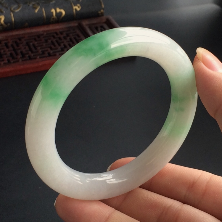 (超值推荐)糯冰种飘翠圆条手镯(54mm)