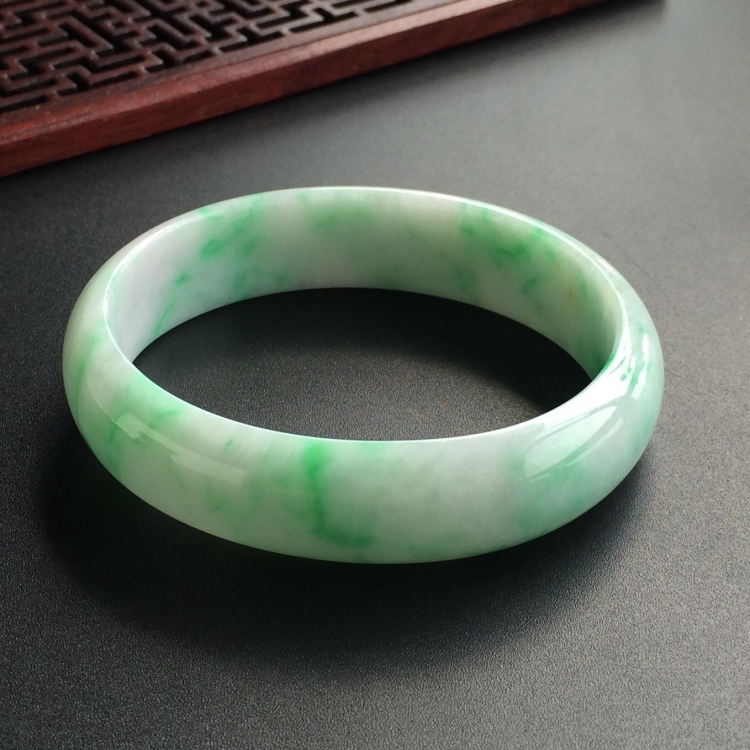 (超值推荐)糯冰种飘翠贵妃镯(55.5mm-49mm)