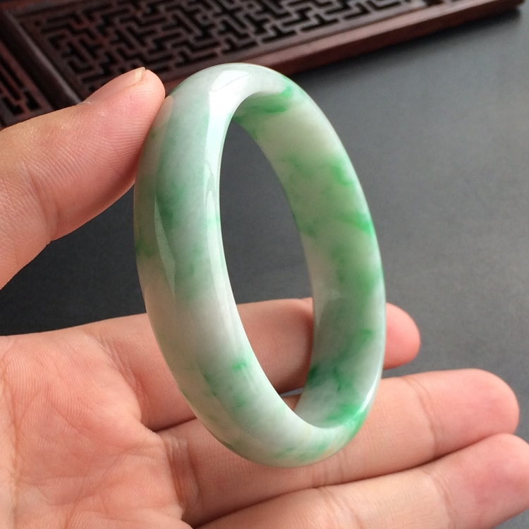 (超值推荐)糯冰种飘翠贵妃镯(55.5mm-49mm)