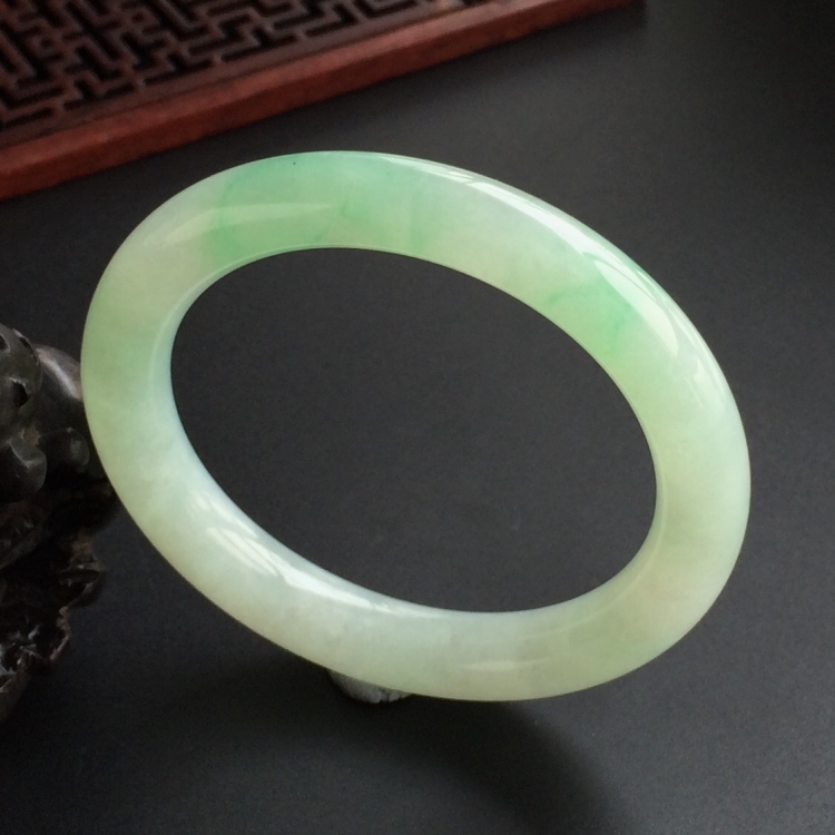 (超值推荐)糯冰种飘绿花圆条手镯(52.5mm)