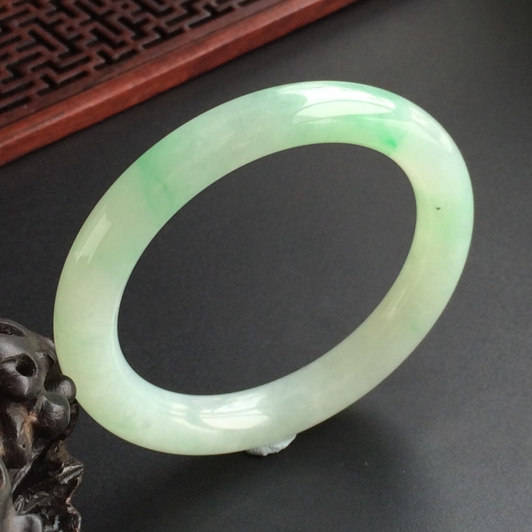 (超值推荐)糯冰种飘绿花圆条手镯(52.5mm)