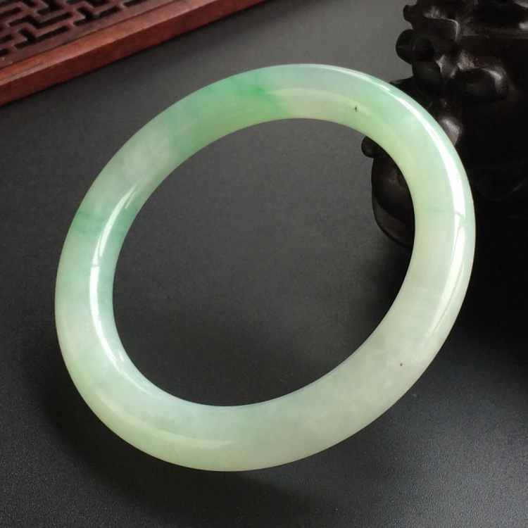 (超值推荐)糯冰种飘绿花圆条手镯(52.5mm)