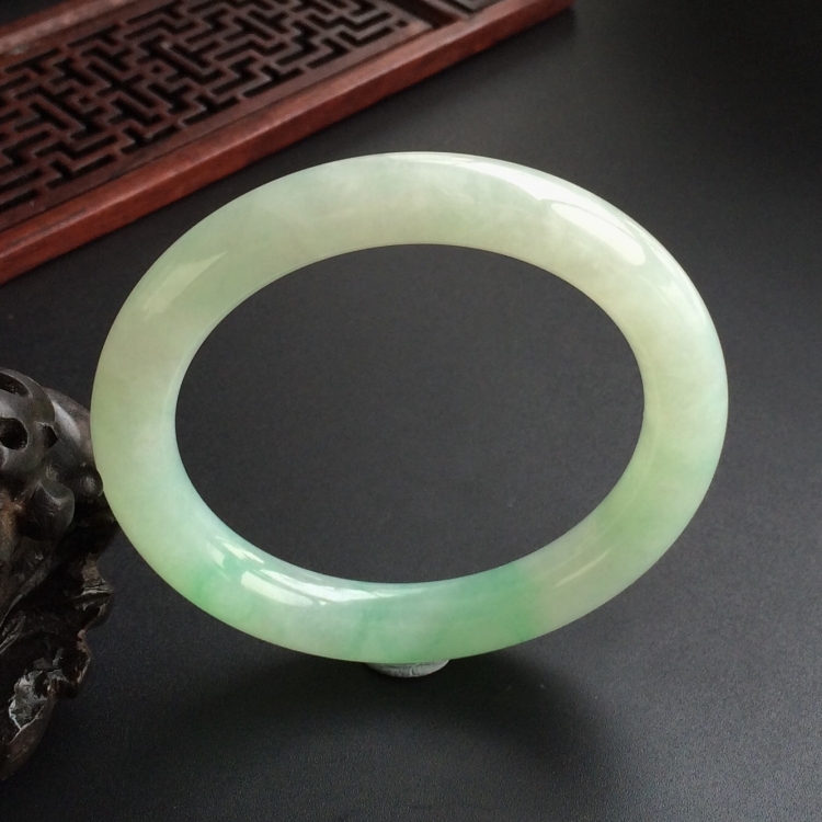 (超值推荐)糯冰种飘绿花圆条手镯(52.5mm)