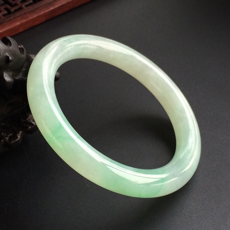 (超值推荐)糯冰种飘绿花圆条手镯(52.5mm)