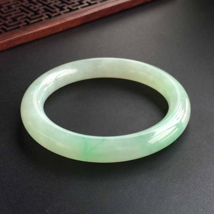 (超值推荐)糯冰种飘绿花圆条手镯(52.5mm)