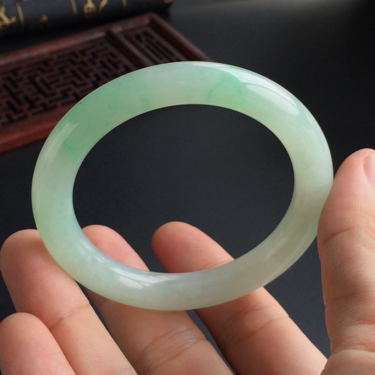 (超值推荐)糯冰种飘绿花圆条手镯(52.5mm)