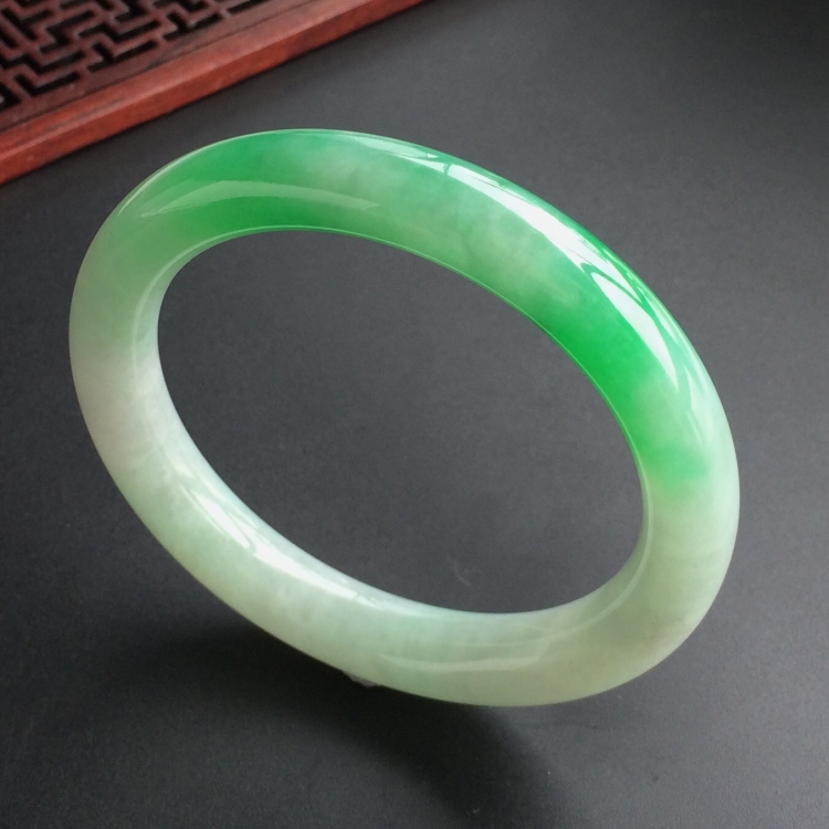 (超值推荐)糯冰种飘翠圆条手镯(56.6mm)