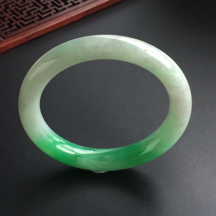 (超值推荐)糯冰种飘翠圆条手镯(56.6mm)