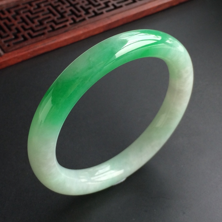(超值推荐)糯冰种飘翠圆条手镯(56.6mm)