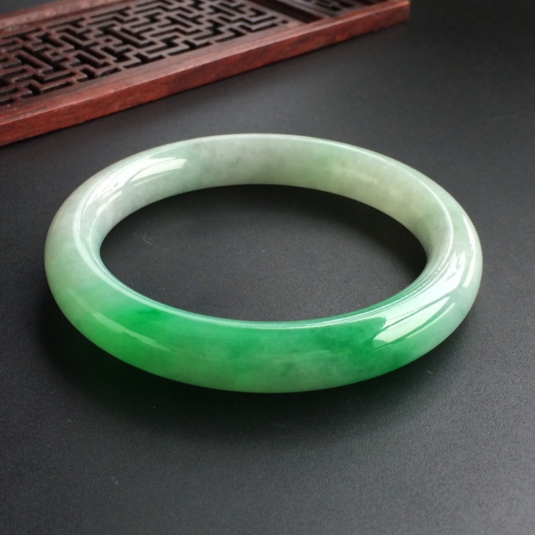 (超值推荐)糯冰种飘翠圆条手镯(56.6mm)