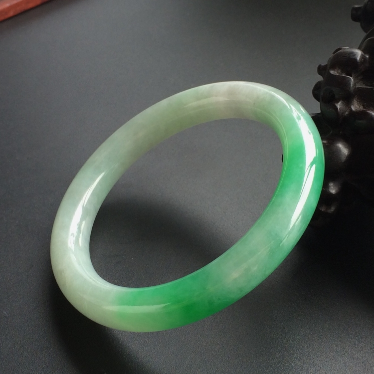 (超值推荐)糯冰种飘翠圆条手镯(56.6mm)