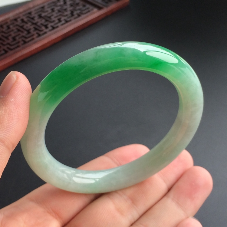 (超值推荐)糯冰种飘翠圆条手镯(56.6mm)