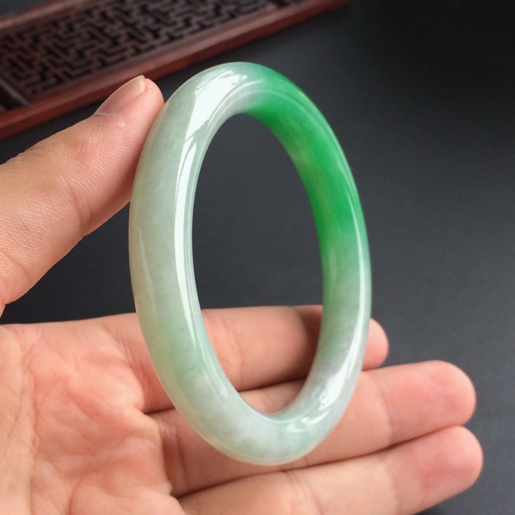 (超值推荐)糯冰种飘翠圆条手镯(56.6mm)