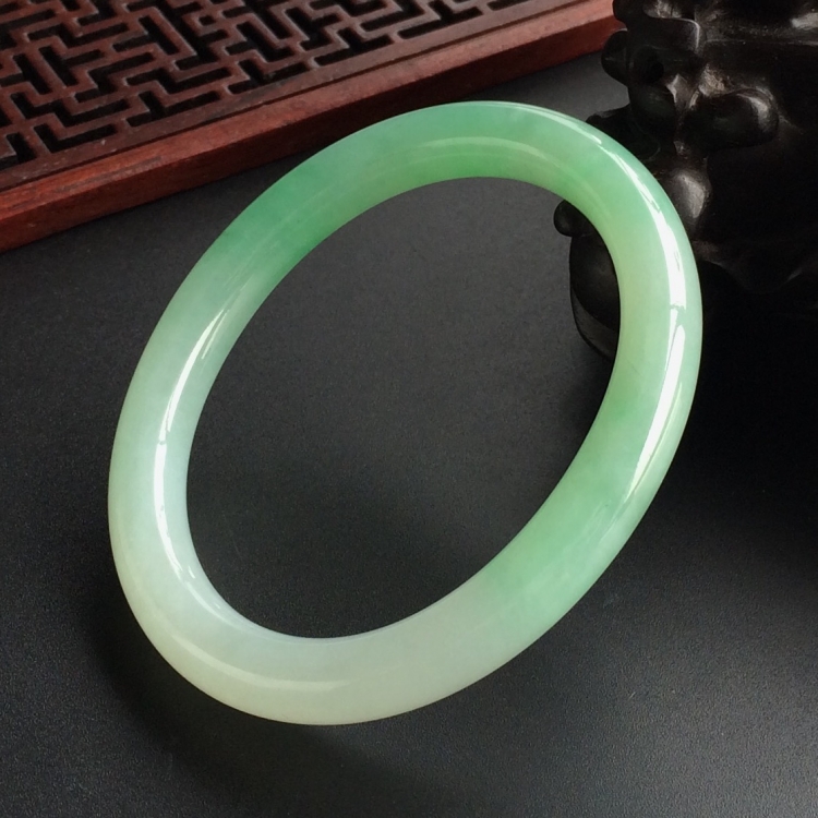 (超值推荐)糯冰飘翠贵妃镯(53.8mm-47mm)