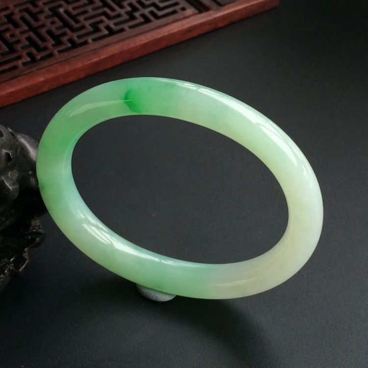 (超值推荐)糯冰飘翠贵妃镯(53.8mm-47mm)