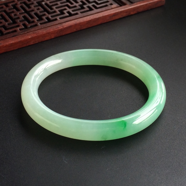 (超值推荐)糯冰飘翠贵妃镯(53.8mm-47mm)