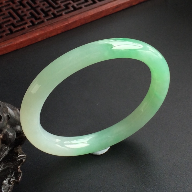(超值推荐)糯冰飘翠贵妃镯(53.8mm-47mm)