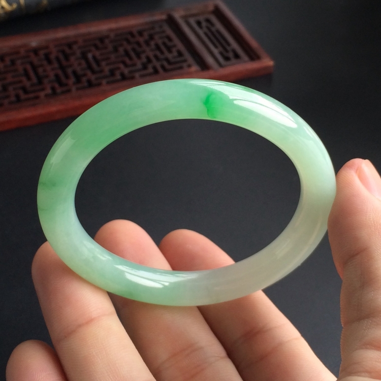 (超值推荐)糯冰飘翠贵妃镯(53.8mm-47mm)