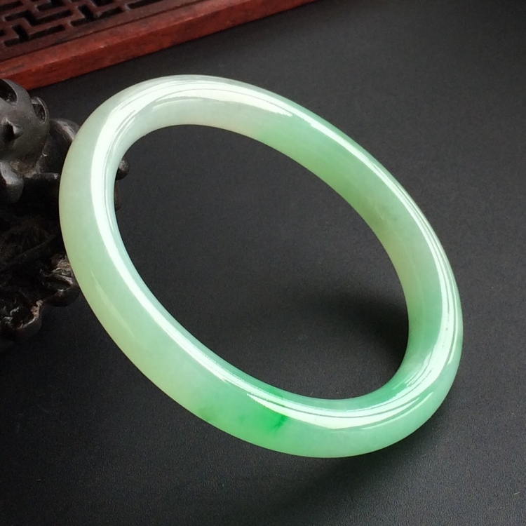 (超值推荐)糯冰飘翠贵妃镯(53.8mm-47mm)