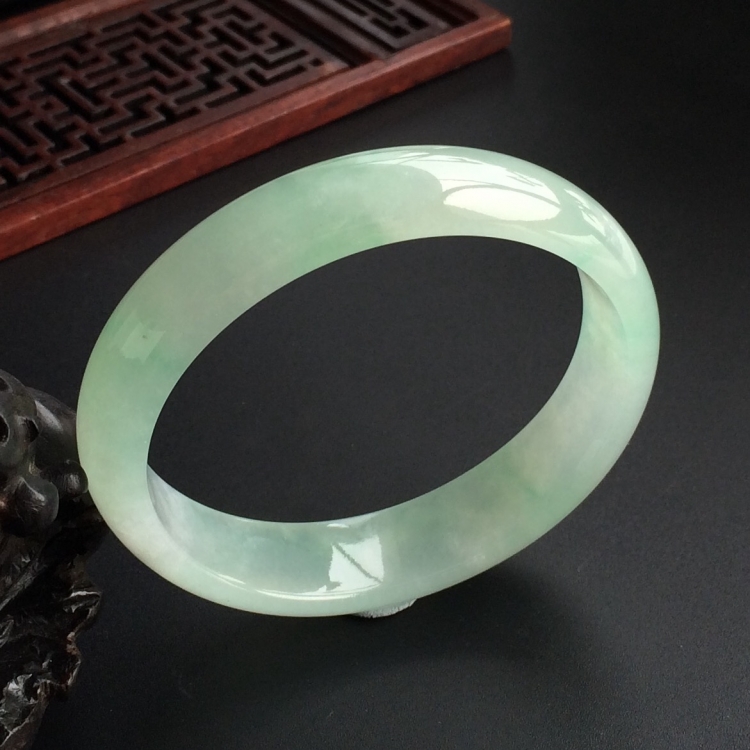 (超值推荐)糯冰种飘绿花贵妃镯(56.8mm-49.3mm)
