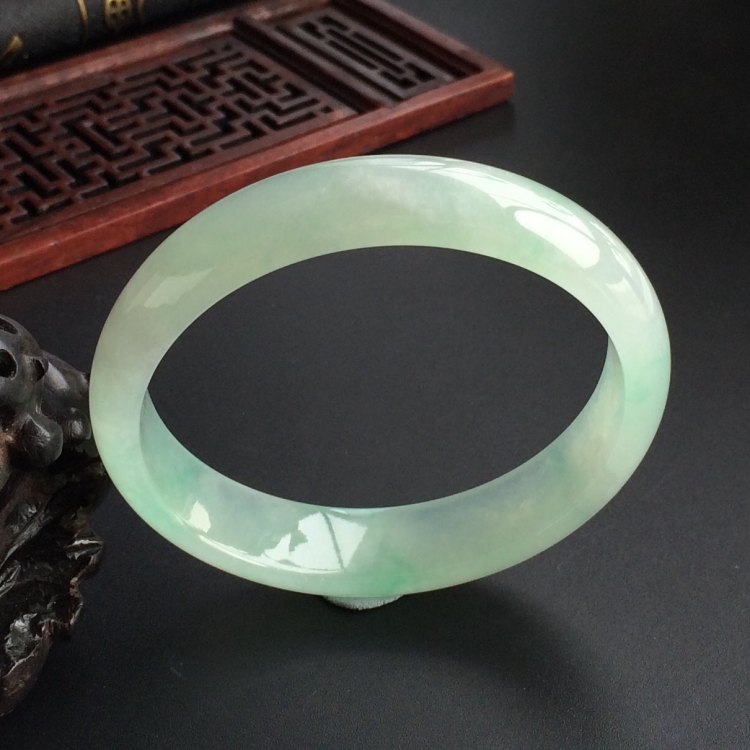 (超值推荐)糯冰种飘绿花贵妃镯(56.8mm-49.3mm)