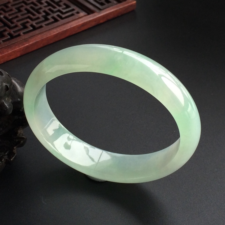 (超值推荐)糯冰种飘绿花贵妃镯(56.8mm-49.3mm)