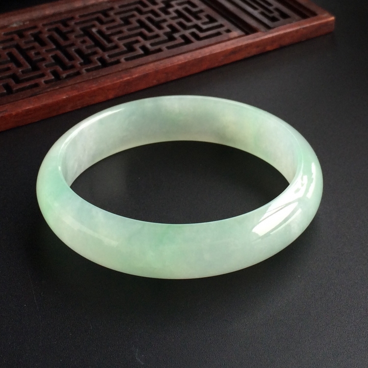 (超值推荐)糯冰种飘绿花贵妃镯(56.8mm-49.3mm)