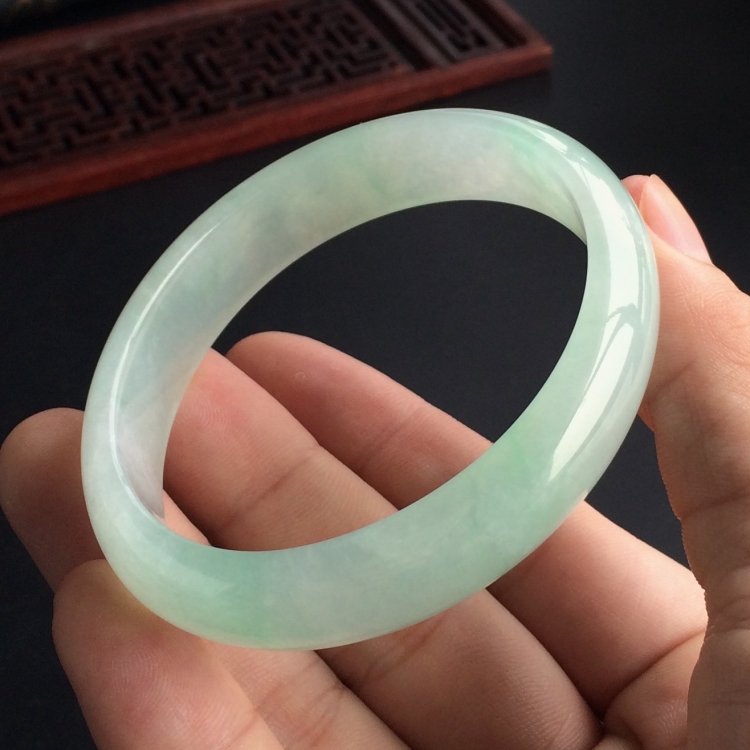 (超值推荐)糯冰种飘绿花贵妃镯(56.8mm-49.3mm)