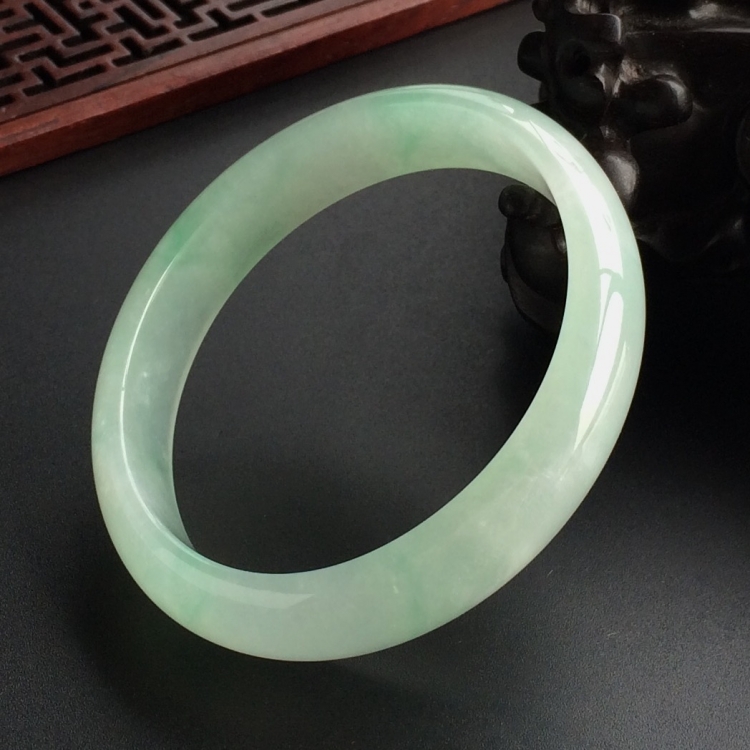 (超值推荐)糯冰种飘绿花贵妃镯(56.8mm-49.3mm)