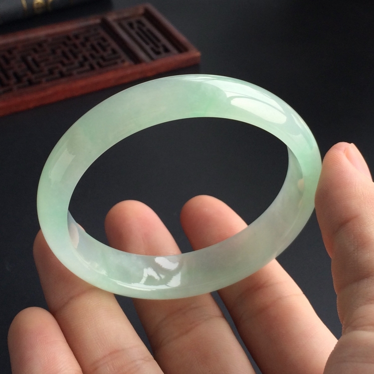 (超值推荐)糯冰种飘绿花贵妃镯(56.8mm-49.3mm)
