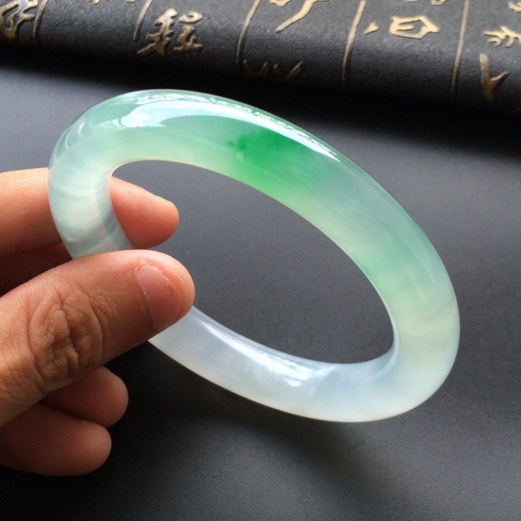 (超值推荐)冰种飘阳绿圆条手镯(57.7mm)