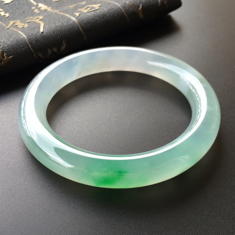 (超值推荐)冰种飘阳绿圆条手镯(57.7mm)